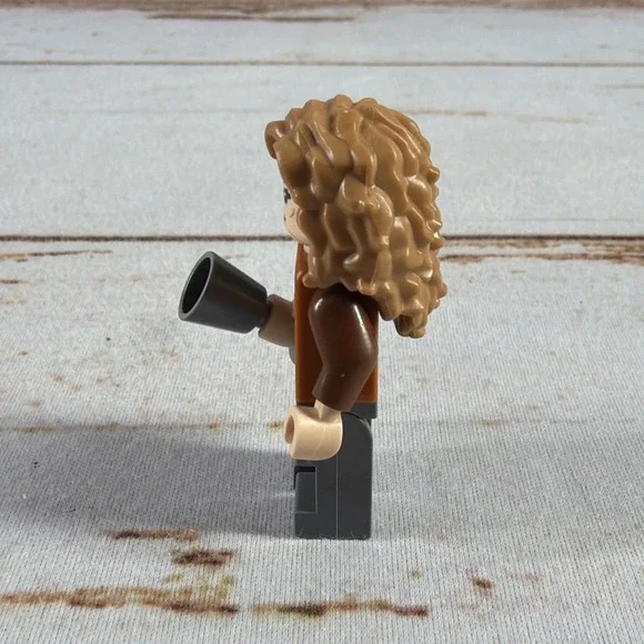 LEGO Harry Potter Madam Rosmerta Minifigure HP463 From 76418 - Picture 2 of 4